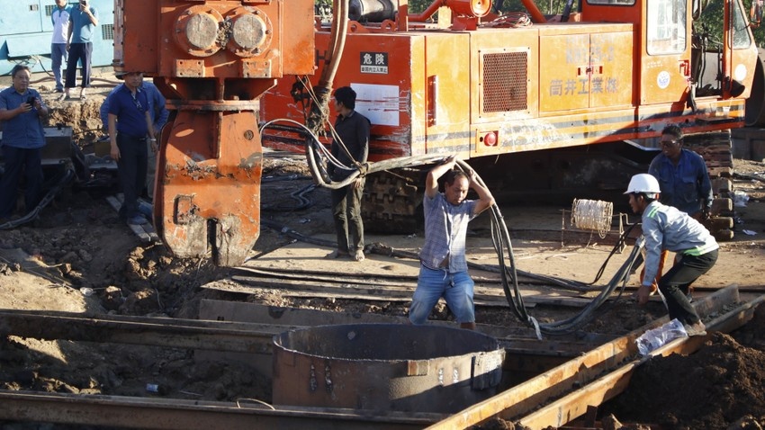 Vụ bé 10 tuổi rơi ống sâu 35m: Đã bước sang ngày thứ 10