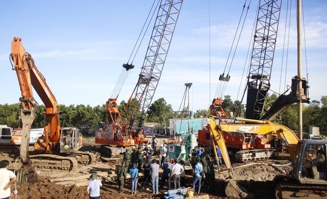 Vụ bé 10 tuổi rơi ống sâu 35m: Đã bước sang ngày thứ 10