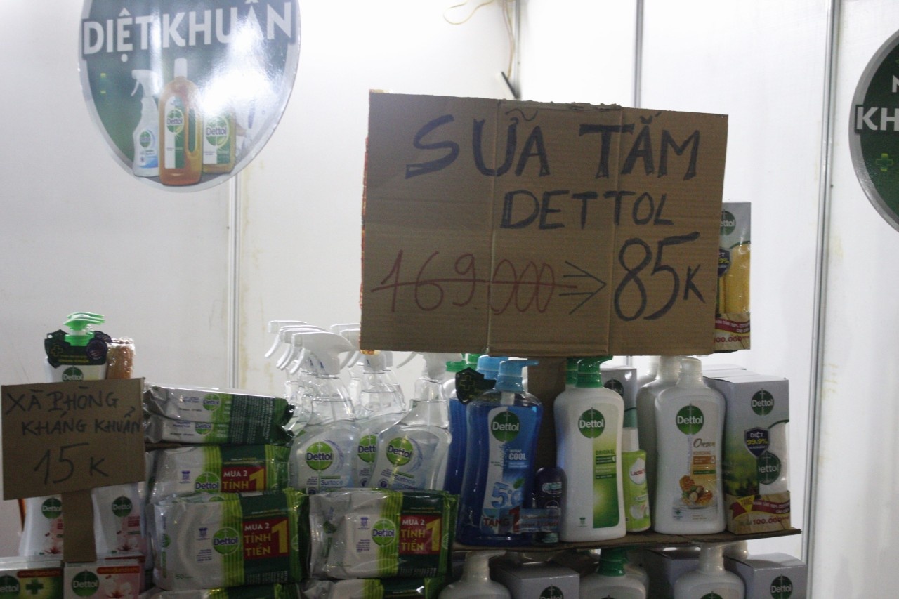 Hàng Tết giảm giá sâu. Ảnh: PV