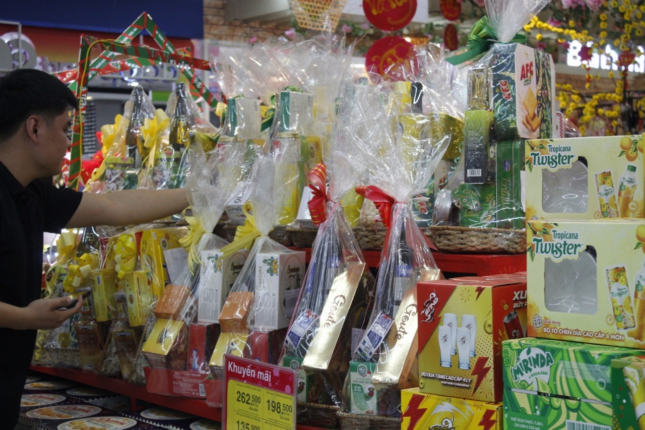 Thị trường hàng Tết bắt đầu nóng nhờ giảm giá sâu. Ảnh: PV
