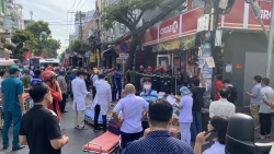 Sập cửa hàng tiện lợi ở TP.HCM, 1 người tử vong