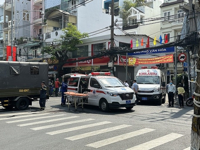 Sập cửa hàng tiện lợi ở TP.HCM, 1 người tử vong