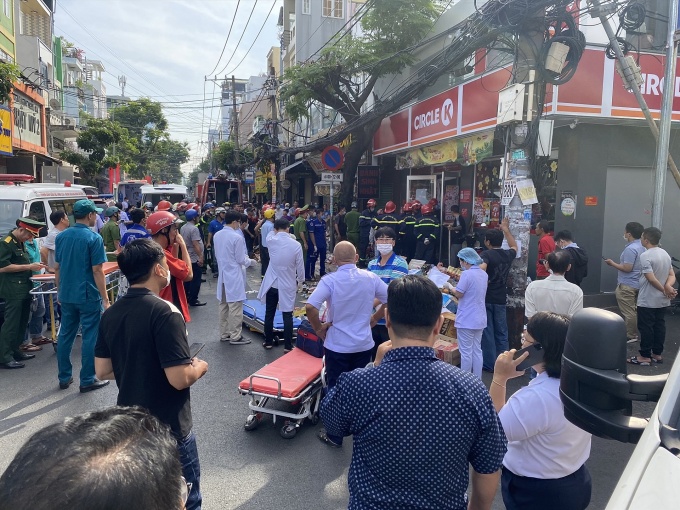 Sập cửa hàng tiện lợi ở TP.HCM, 1 người tử vong