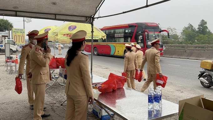 Các địa phương hỗ trợ người lao động trên đường về quê đón tết Nguyên đán