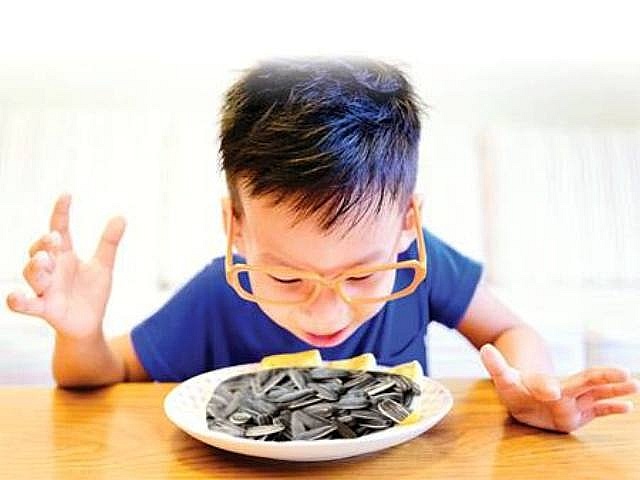 Cảnh báo nguy cơ trẻ hóc dị vật trong ngày Tết