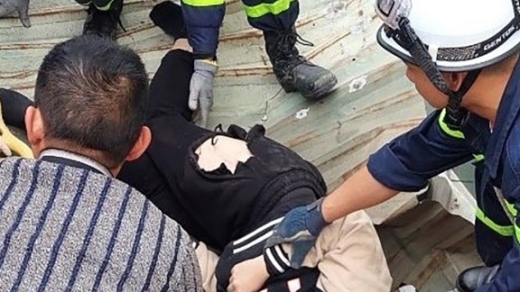 Cứu nam thanh niên rơi từ tầng 11 chung cư tại Hà Nội