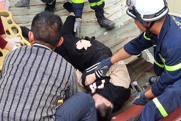 Cứu nam thanh niên rơi từ tầng 11 chung cư tại Hà Nội