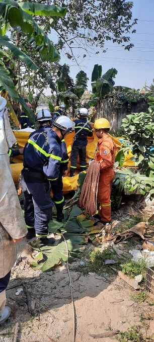 Mùng 4 Tết: Giải cứu thành công người phụ nữ leo cột điện cao thế