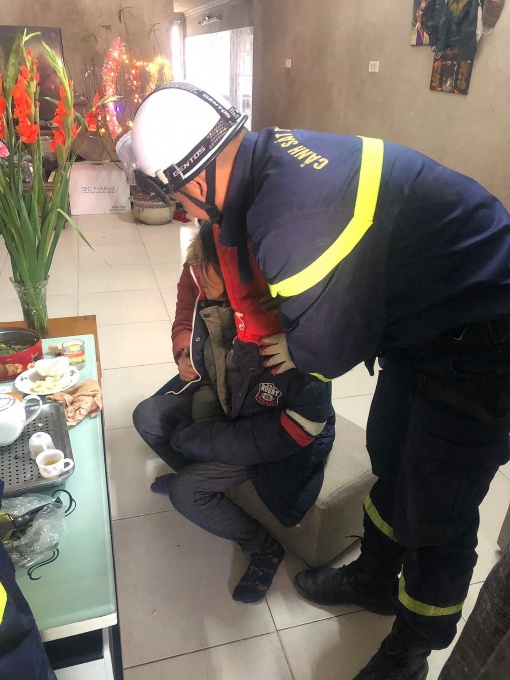 Mùng 4 Tết: Giải cứu thành công người phụ nữ leo cột điện cao thế