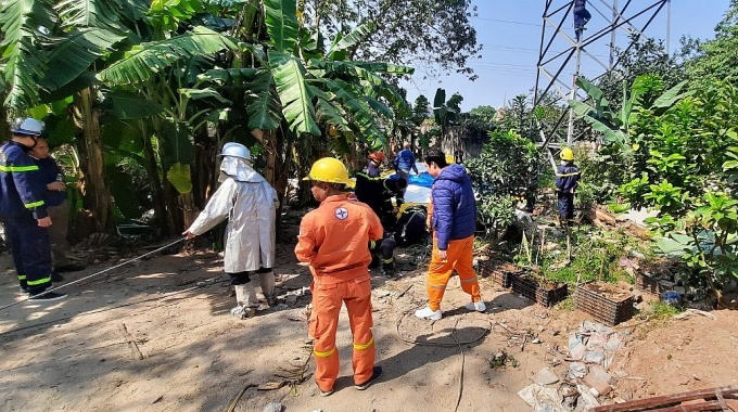 Mùng 4 Tết: Giải cứu thành công người phụ nữ leo cột điện cao thế