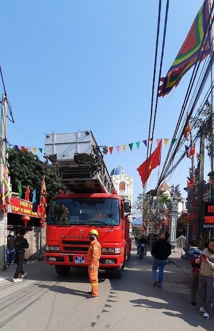 Mùng 4 Tết: Giải cứu thành công người phụ nữ leo cột điện cao thế