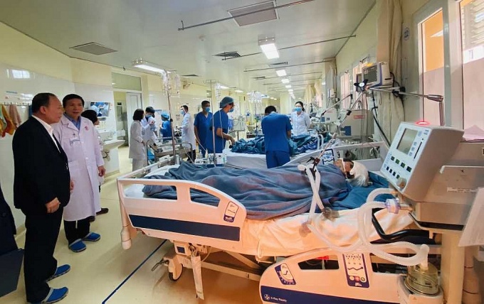 Vụ cháy nổ tàu ORIENTAL GLORY: Công đoàn thăm hỏi, trao hỗ trợ tới các nạn nhân