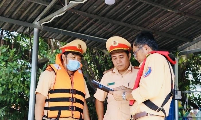 Lật thuyền trên sông Đồng Nai: 12 người rơi xuống sông, 1 người tử vong