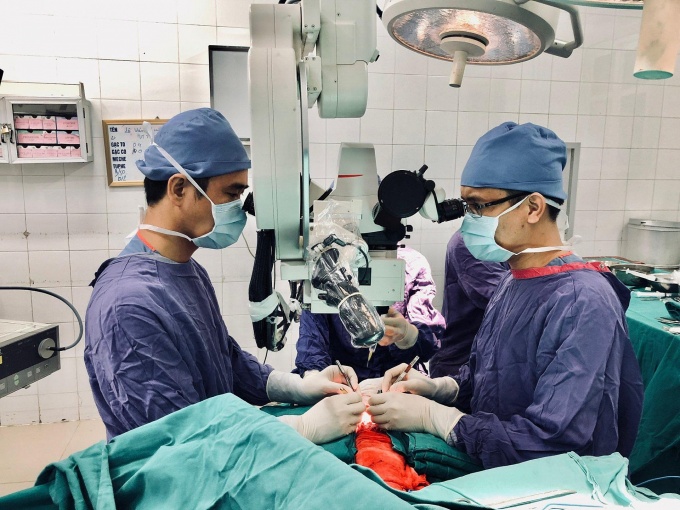 Các bác sĩ tiến hành phẫu thuật nối toàn bộ da đầu kèm hai tai và hai mí mắt cho bệnh nhân. Ảnh: BVCC