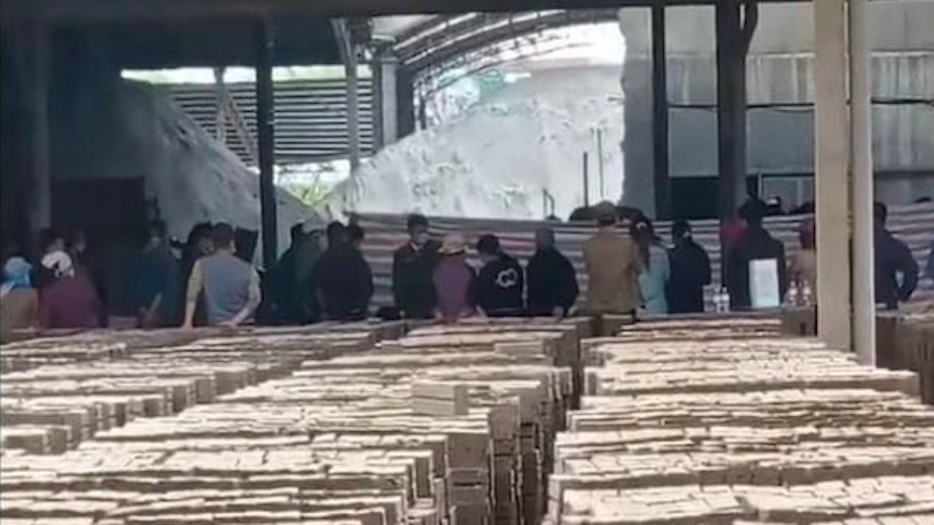 Một công nhân tử vong do ngã vào máy  làm gạch