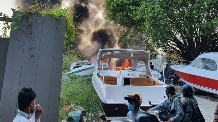 Cháy lớn ven sông Sài Gòn, thiêu rụi hàng chục ca nô