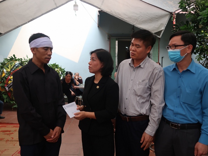 Tổng LĐLĐ VN kịp thời động viên, chia sẻ với nạn nhân vụ ngộ độc Tổng LĐLĐ VN kịp thời động viên, chia sẻ với nạn nhân vụ ngộ độc