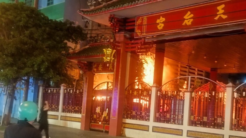 Kịp thời dập tắt đám cháy trong khuôn viên miếu bà Thiên Hậu ở Bình Dương