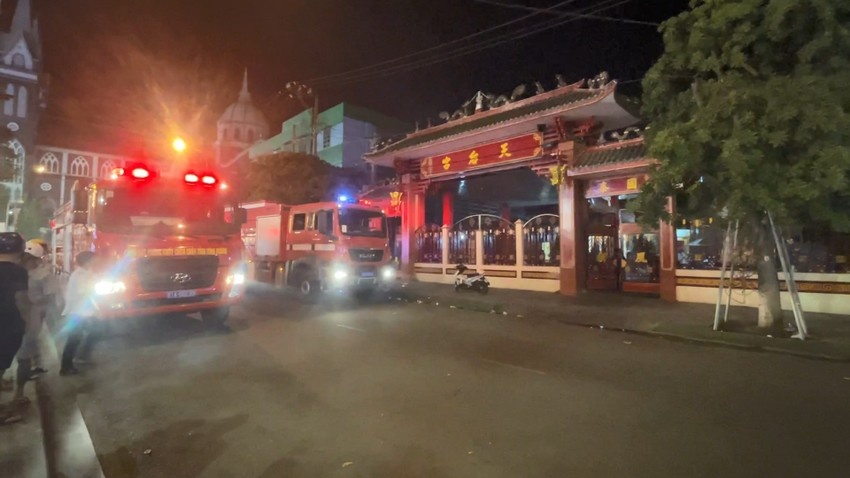 Kịp thời dập tắt đám cháy trong khuôn viên miếu bà Thiên Hậu ở Bình Dương