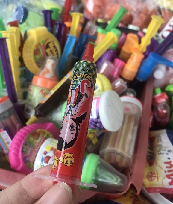 Quảng Trị: 10 học sinh nhập viện vì ăn, ngậm thổi kẹo đồ chơi