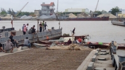 Tàu 3.000 tấn va trụ cầu khiến nhân viên điều hành rơi xuống sông mất tích