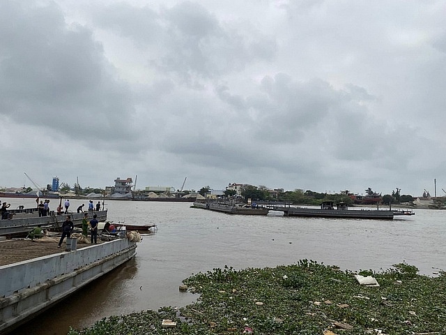 Tàu 3.000 tấn va trụ cầu khiến nhân viên điều hành rơi xuống sông mất tích