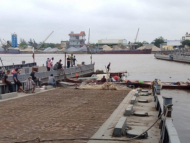 Tàu 3.000 tấn va trụ cầu khiến nhân viên điều hành rơi xuống sông mất tích