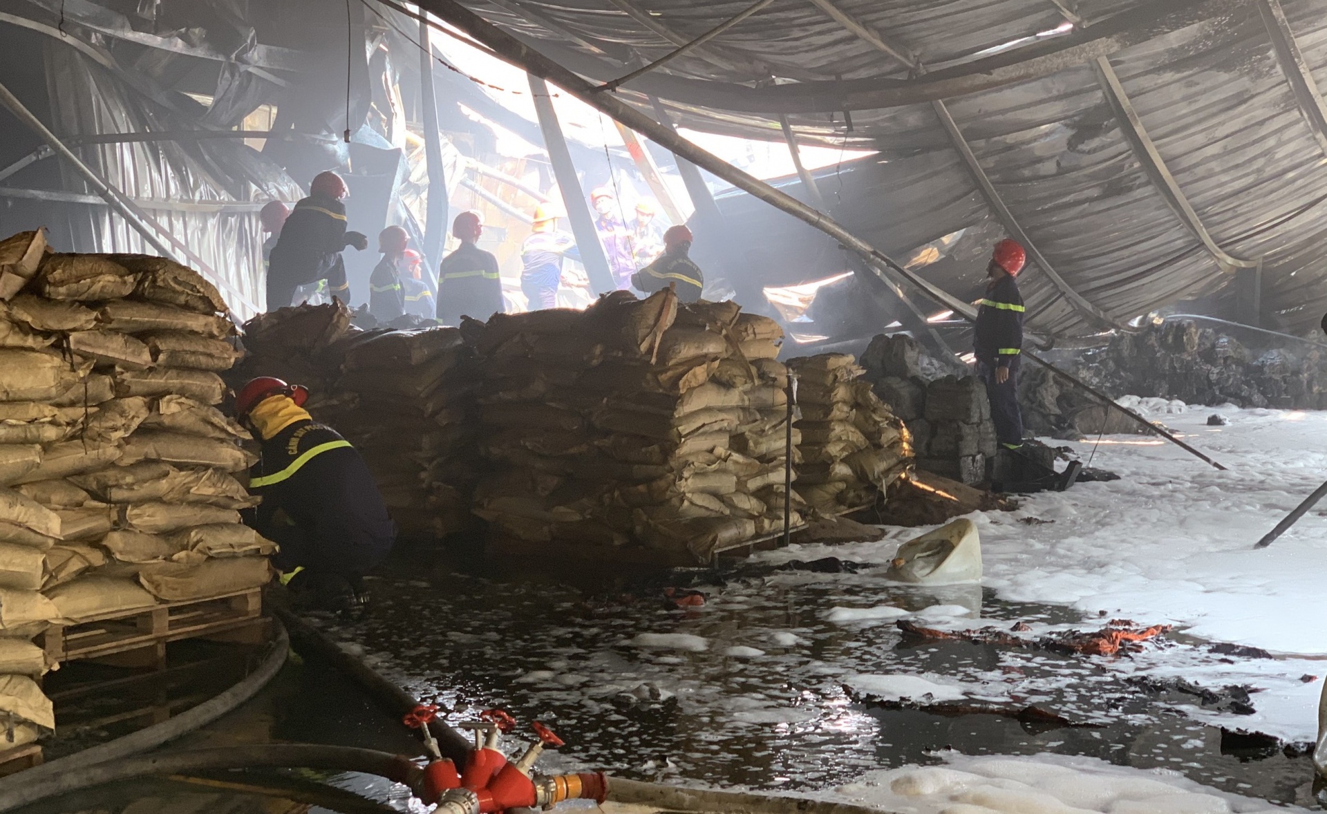 Cháy lớn tại Công ty CP  One One miền Trung, gần 300 lao động ảnh hưởng đến việc làm