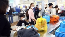 Bộ Công an khuyến cáo rủi ro khi xách hộ hàng hóa tại sân bay