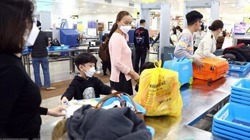 Bộ Công an khuyến cáo rủi ro khi xách hộ hàng hóa tại sân bay