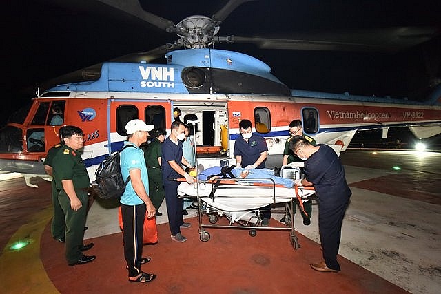 Trực thăng đưa ngư dân bị giảm áp do lặn sâu từ Trường Sa về đất liền điều trị