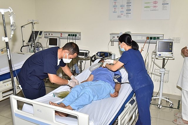 Trực thăng đưa ngư dân bị giảm áp do lặn sâu từ Trường Sa về đất liền điều trị