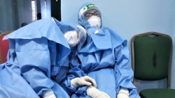 Sau 7,5 năm học và thực hành, lương cộng phụ cấp của bác sĩ trẻ chỉ chưa đến 5 triệu