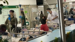 73 học sinh Trường Tiểu học Kim Giang có biểu hiện ngộ độc phải nhập viện