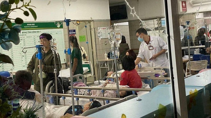 73 học sinh Trường Tiểu học Kim Giang có biểu hiện ngộ độc phải nhập viện