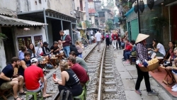 Hà Nội sẽ xử lý nghiêm các đơn vị lữ hành đưa du khách đến "cà phê đường tàu"