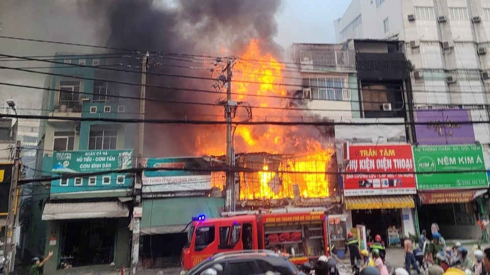 Quán phở gần Bến xe Miền Đông cũ bất ngờ cháy lớn, hai em nhỏ được ứng cứu an toàn