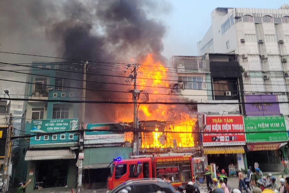 Quán phở gần Bến xe Miền Đông cũ bất ngờ cháy lớn, hai em nhỏ được ứng cứu an toàn