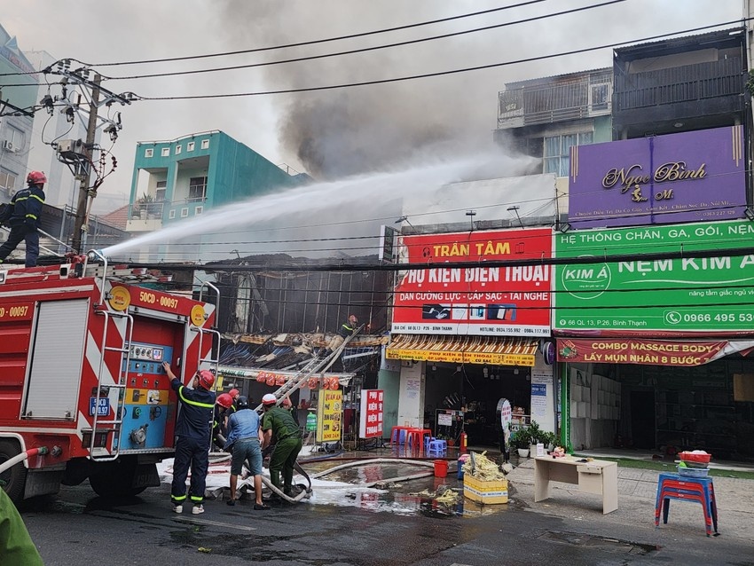 Quán phở gần Bến xe Miền Đông cũ bất ngờ cháy lớn, hai em nhỏ được ứng cứu an toàn