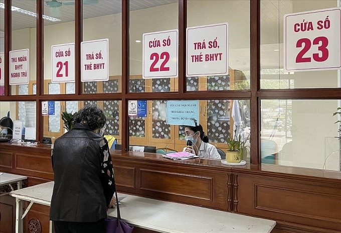 Người dân đăng ký khám chữa bệnh bằng bảo hiểm y tế. Ảnh: Việt Lâm