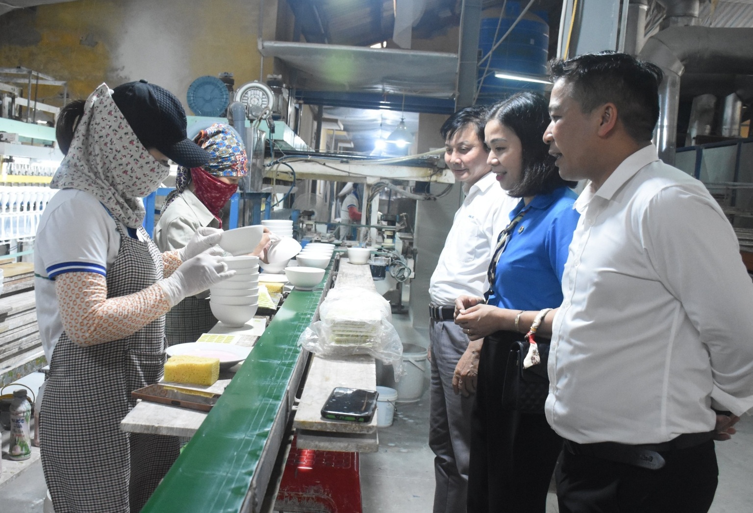 Người lao động góp cây xanh làm đẹp môi trường làm việc ở Thái Bình