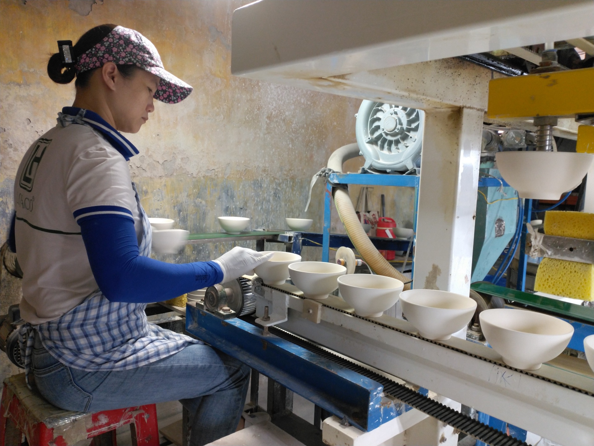 Người lao động góp cây xanh làm đẹp môi trường làm việc ở Thái Bình