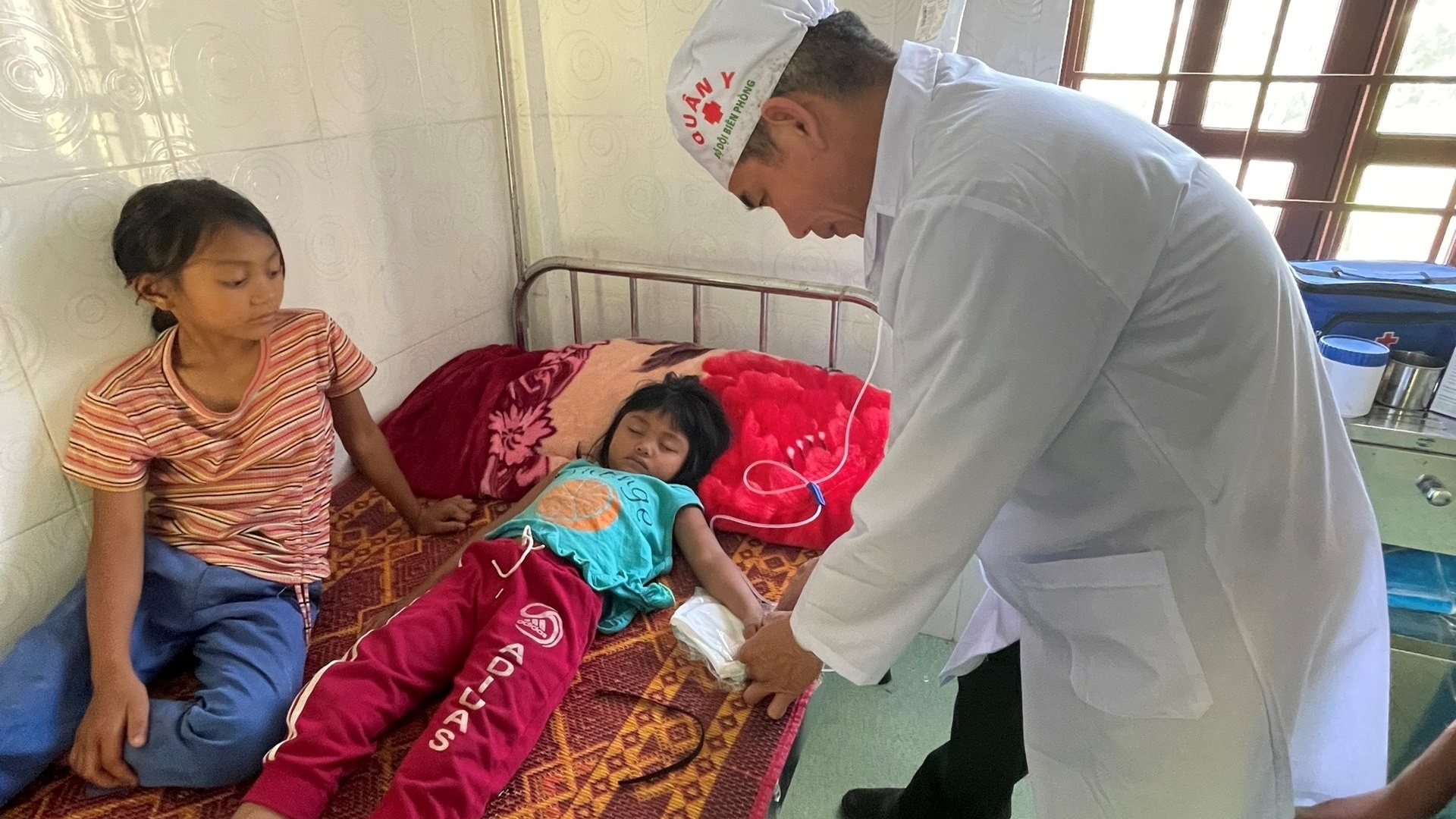 Kịp thời cứu 2 cháu nhỏ bị ngộ độc nấm ở Quảng Trị