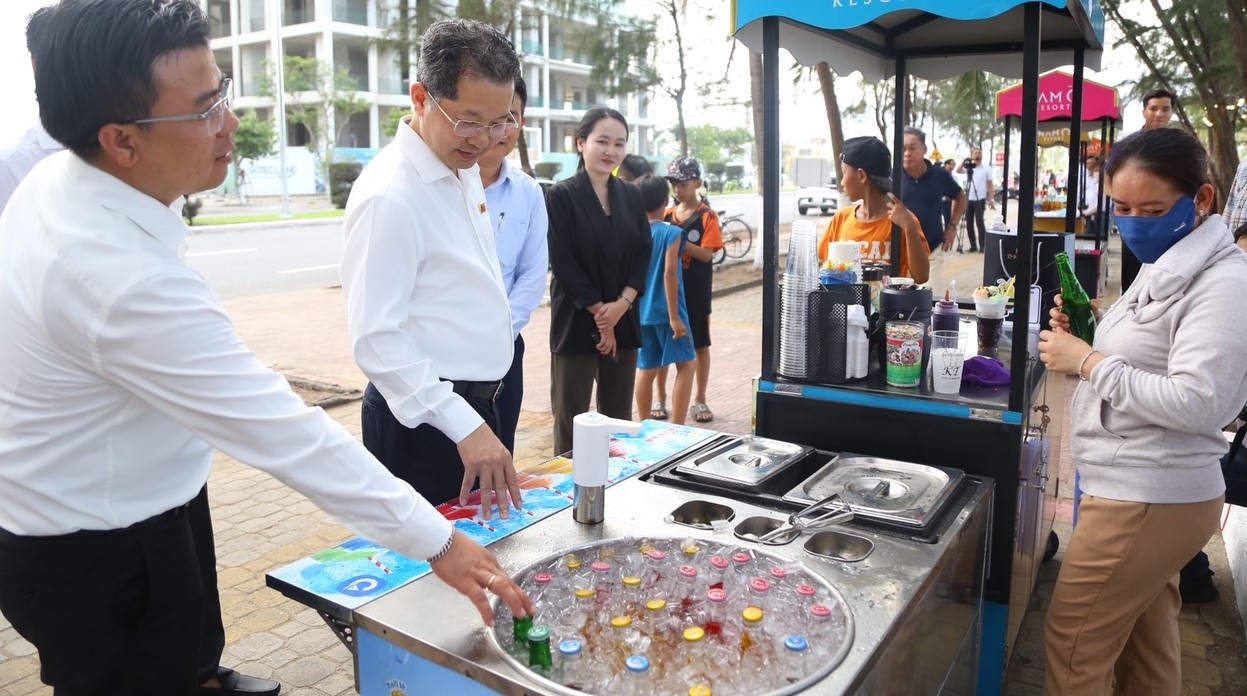 Ông Nguyễn Văn Quảng, Bí thư Thành ủy Đà Nẵng (thứ 2 từ trái sang) thăm hỏi bà con tiểu thương phố ẩm thực Nam Ô. Ảnh: PHAN NGUYÊN.