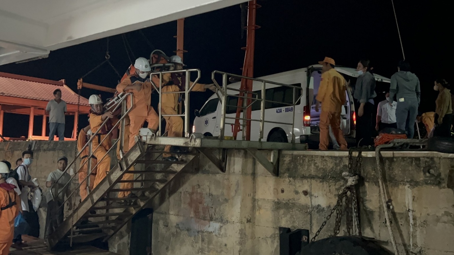 Một thuyền viên bị tai nạn lao động trên biển được cứu sống