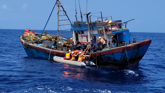 Một thuyền viên bị tai nạn lao động trên biển được cứu sống