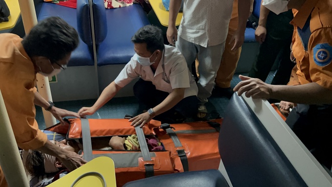 Một thuyền viên bị tai nạn lao động trên biển được cứu sống