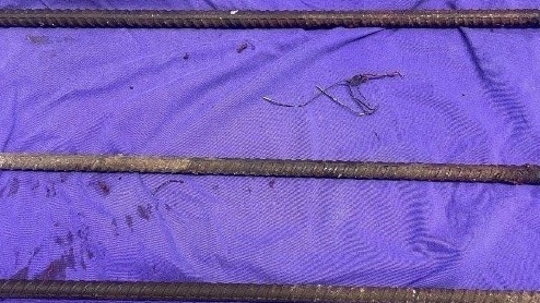 Nam công nhân bị ngã vào 3 cọc sắt khi đang lao động