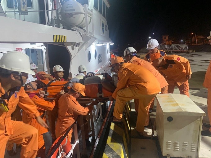 Một thuyền viên bị máy xay đá nghiền nát bàn tay khi đang làm việc trên tàu