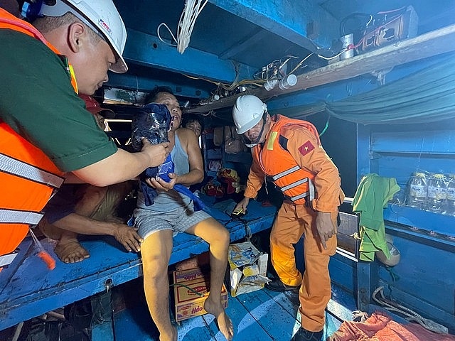 Một thuyền viên bị máy xay đá nghiền nát bàn tay khi đang làm việc trên tàu